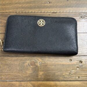 Tory Burch Robinson Saffiano Leather Continental Wallet in Black